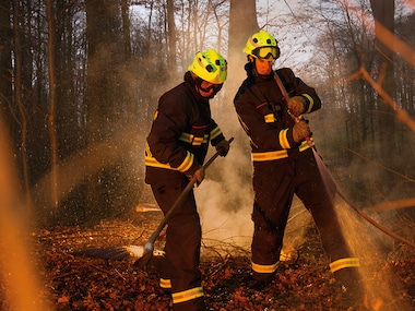 装备了 Dräger HPS 3500 头部保护装置的消防员